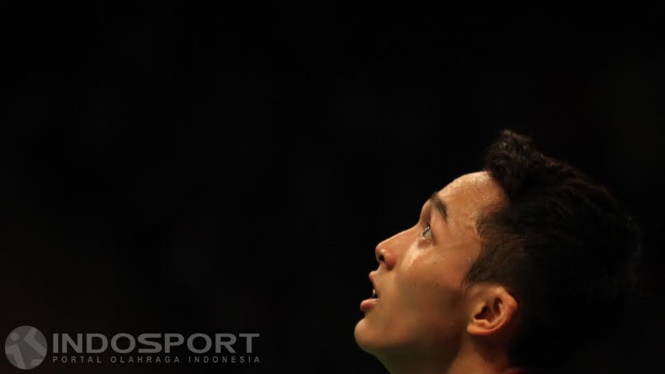 Pose Jonatan saat menyambut shuttle kock pengembalian Jorgensen.